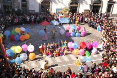 Acireale / Mix di vecchio e nuovo al Carnevale di quest’anno: si rinnova il patto di solidale allegria tra acesi e turisti