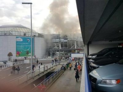 Attentati Bruxelles 1 / Esplosioni all’aeroporto e in metro: morti e feriti. Innalzato il livello 4 di sicurezza