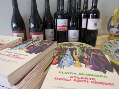 Incontri tra vini e scrittori / Alla tenuta San Michele di Santa Venerina Elvira Seminara presenta il suo libro “Atlante degli abiti smessi” e nelle cantine Murgo  degustazioni di vini