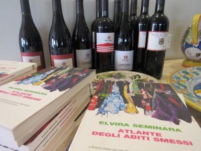 Incontri tra vini e scrittori / Alla tenuta San Michele di Santa Venerina Elvira Seminara presenta il suo libro “Atlante degli abiti smessi” e nelle cantine Murgo  degustazioni di vini