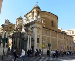 La chiesa di Sant'Anna, al confine tra il Vaticano e lo stato italiano