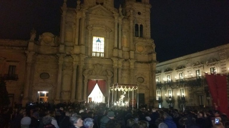 Acireale / Raccoglimento e preghiera nella giornata penitenziale con la processione del SS. Cristo alla colonna