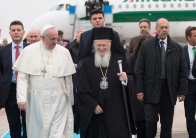 Profughi / Papa Francesco, il Patriarca Bartolomeo e l’arcivescovo Hieronymos sull’isola di Lesbo. No all’Europa dei muri