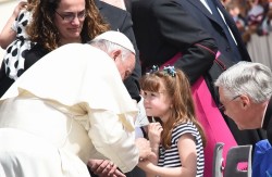 755x491xPapaUdienzaPiazzaSanPietro6apr2016_0653cut_resize-755x491.jpg.pagespeed.ic.vzS078kvg6