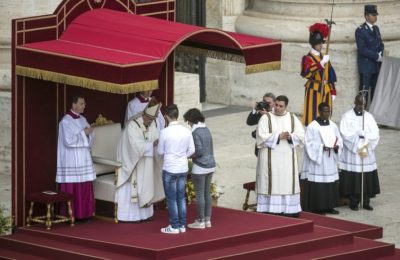 La Domenica del Papa / La felicità non è una app. Francesco agli oltre 70mila ragazzi: “La vostra felicità non ha prezzo e non si commercia”