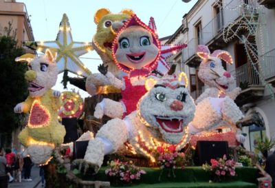 Acireale / La seconda parte del Carnevale spalmata in tre ricche giornate. Sei carri infiorati alla prima “Festa dei fiori” acchiappa-turisti. Stasera la premiazione