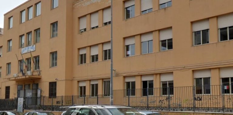 Catania / Fiaccolata di solidarietà per l’insegnante aggredito da familiari di una studentessa che aveva rimproverato