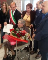 Elena con i nipoti e le autorità