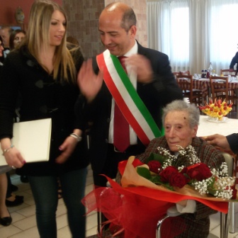 Aci S. Antonio / Festeggiati all'”Oasi” i 100 anni di Elena Pulvirenti, esempio di dedizione alla famiglia e al volontariato. Diploma augurale consegnato dal sindaco