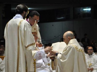 Chiesa / Carmelo Scalia ordinato sacerdote a Siracusa. “Il sacerdozio è un dono di Dio e voglio condividerlo con gli altri”