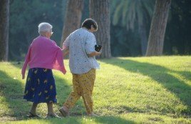 Ai bordi della cronaca / La tenerezza e la realtà. La fragilità degli anziani nei fatti di cronaca e nei dati di un’inchiesta