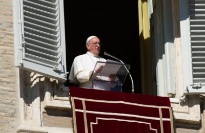 La domenica del Papa / Un triplice impegno. “La festa della Trinità ci invita ad essere lievito di comunione, di consolazione e di misericordia”