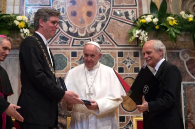 Vaticano / Papa Francesco ha ricevuto il Premio Carlo Magno: “Sogno un’Europa in cui essere migrante non sia delitto”