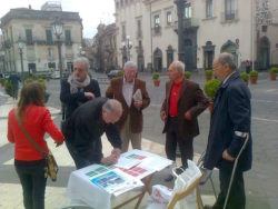 Il banchetto in piazza Duomo per la raccolta di firme contro il super ticket