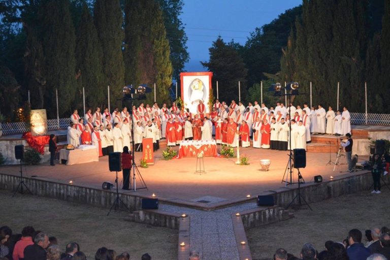 “Fa’ divampare nei nostri cuori, o Signore, l’incendio della tua carità”. La comunità diocesana nella diversità dei suoi carismi in preghiera per invocare lo Spirito