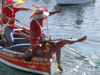 Aci Trezza / Per la festa di San Giovanni Battista il 24 giugno si ripete il rito della pantomima “U pisci a mari”