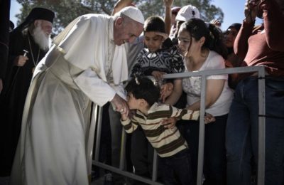 Giornata per la carità del Papa / Monsignor Becciu: “Un’occasione per ritrovare la gioia di donare”