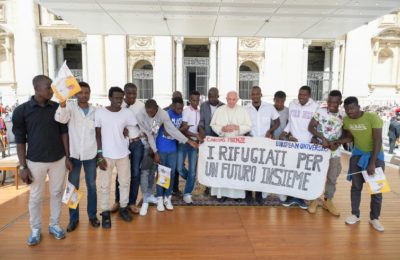 Il mercoledì del Papa / I rifugiati sono nostri fratelli. Foto di gruppo sul palco con Papa Francesco