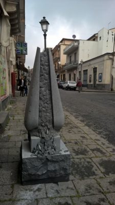 Belpasso / La “Città delle cento sculture” si arricchisce di nuove statue in pietra lavica. Delle 33 in possesso del Comune 12 sono già state posizionate