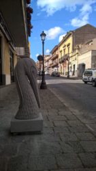 Una statua posizionata in via Roma