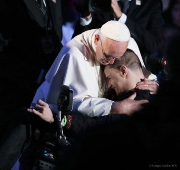 Aiuto alla Chiesa che soffre / Papa Francesco chiede ai fedeli di tutto il mondo di realizzare opere di misericordia assieme a “Acs”