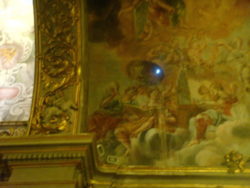 Il foro che funge da gnomone, nel soffitto della cappella di Santa Venera