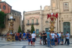 Le candelore in piazza Duomo, per la prima uscita di quest'anno.