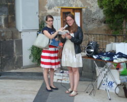 Momento di internazionalità all'inaugurazione della libretta di piazza Duomo: lettura in lingua francese da "L'eleganza del riccio"