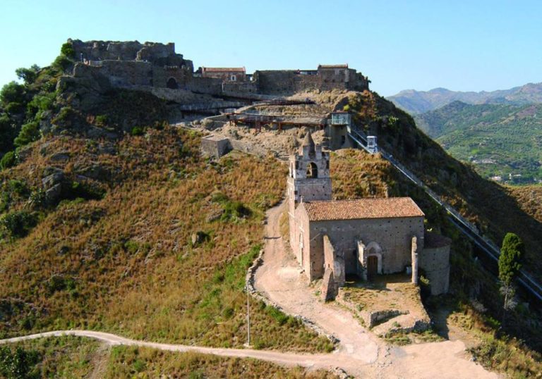 Calatabiano / Riapre al pubblico il castello medievale. Decisivi l’impegno della proprietà e lo sprone del vescovo