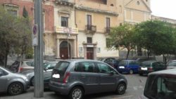 Piazza Falcone invasa da auto parcheggiate