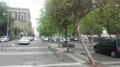 Catania / Piazza Falcone (ex piazza Cappellini) versa in condizione di degrado. Che si aspetta a recuperarla?