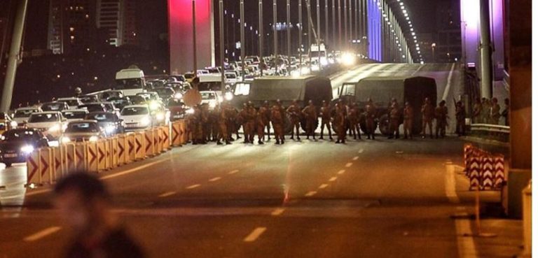 Turchia / Fallisce il colpo di Stato. Durissimo il presidente Erdogan: già tremila arresti 