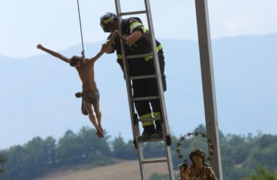 Funerali Amatrice / Parole forti quelle di Monsignor Pompili: “Non ti abbandoneremo uomo dell’Appennino”