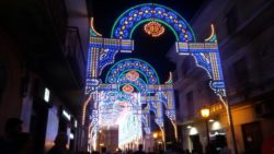 La spettacolare accensione delle luminarie in piazza Maggiore