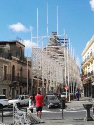 Le luminarie in fase di montaggio in piazza Maggiore