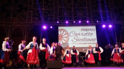 Aci S. Antonio / Nomi di spicco al 4° “Premio del carretto siciliano”. Applaudito recital di Antonella Ruggero