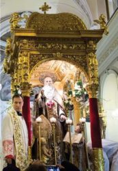 Il parroco don Angelo Milone sul fercolo del santo patrono