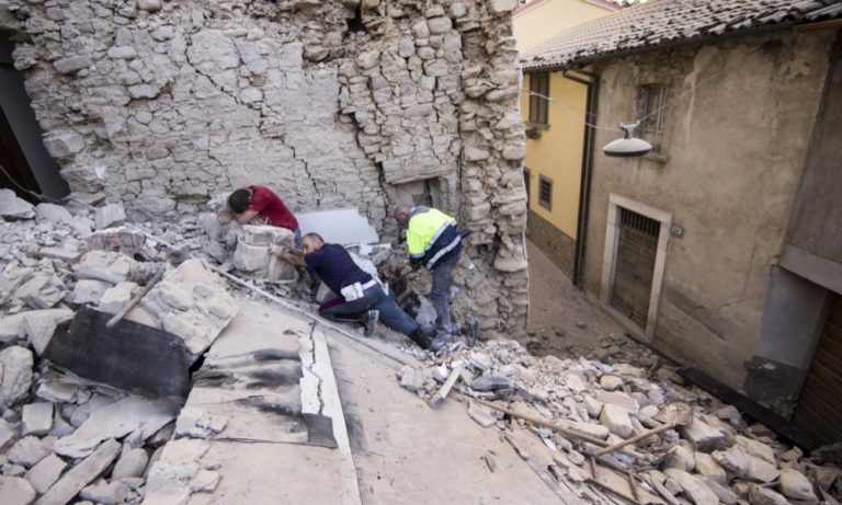 Sisma centro Italia 1 / Mons. D’Ercole: “A Pescara del Tronto buio e grida nella notte, come un bombardamento che ha distrutto tutto”