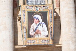 La domenica del Papa / Misericordia: sale e luce. Francesco ricorda così l’azione di Madre Teresa di Calcutta