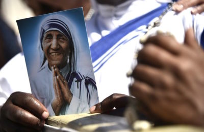 Vaticano / Canonizzata Madre Teresa di Calcutta, la “piccola matita di Dio”. Papa Francesco: “Portiamo nel cuore il suo sorriso e doniamolo a chi soffre”