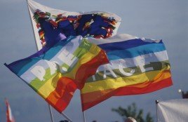 Ai bordi della cronaca / Una notizia mancante… L’assenza delle bandiere arcobaleno di fronte a guerre, muri e indifferenze