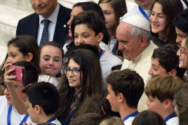 Ai bordi della cronaca / Perché un selfie? Opportunità e rischi dell’autoscatto e un documentario sugli incontri dei fedeli con il Papa