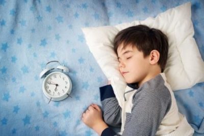 Stanotte torna l’ora solare: l’occasione giusta per far dormire di più i bambini