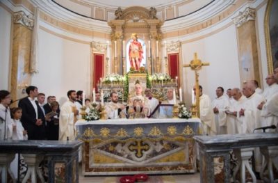 Aci Trezza / Folla di fedeli ieri per la consacrazione e dedicazione della chiesa Madre. La commozione del parroco