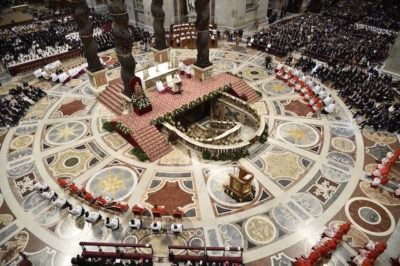 Concistoro / Il Papa crea 17 nuovi cardinali e li ammonisce: “Non nemici, ma fratelli”. L’abbraccio delle nuove porpore al Papa emerito