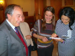 Letizia e Giusy firmano copie del loro libro sotto lo sguardo compiaciuto di Peppino Vecchio
