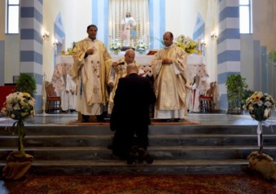Diocesi / Cerimonia a San Nicolò: Orazio Arena comincia il noviziato nella Congregazione dell’Oratorio dei Padri Filippini