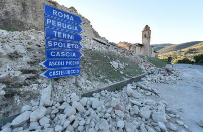 Centro Italia in ginocchio / A Norcia chiese e case distrutte. Ma c’è ancora la forza di guardare avanti