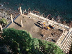 I lavori di smantellamento in corso sulla terrazza dell'edificio