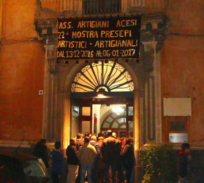 Presepi acesi 1 / Inaugurata dal Vescovo nei locali dell’ex “Santonoceto” la mostra dell’Associazione Artigiani Acesi